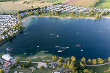 St. Leoner See, station de ski nautique à le quartier Sankt Leon in St. Leon-Rot dans le département Bade-Wurtemberg, Allemagne vu d'un drone