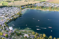 Vue aérienne de St. Leoner See, station de ski nautique à le quartier Sankt Leon in St. Leon-Rot dans le département Bade-Wurtemberg, Allemagne