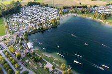 Vue oblique de St. Leoner See, station de ski nautique à le quartier Sankt Leon in St. Leon-Rot dans le département Bade-Wurtemberg, Allemagne