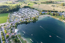 St. Leoner See, station de ski nautique à le quartier Sankt Leon in St. Leon-Rot dans le département Bade-Wurtemberg, Allemagne d'en haut