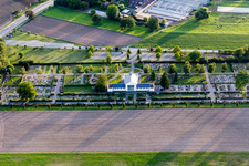 Vue aérienne de Crématorium et salle funéraire pour l'inhumation sur le terrain du cimetière à Reilingen dans le département Bade-Wurtemberg, Allemagne
