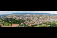 Vue aérienne de Perspective panoramique de la ville vue des rues et des maisons des quartiers résidentiels à Schwetzingen dans le département Bade-Wurtemberg, Allemagne