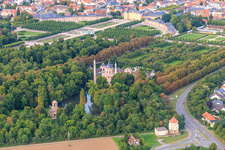 Vue aérienne de Temple de Mercure et mosquée dans les jardins du palais de Schwetzingen à Schwetzingen dans le département Bade-Wurtemberg, Allemagne