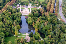 Vue aérienne de Mosquée ou temple maure et harem dans le jardin du palais avec étang à Schwetzingen dans le département Bade-Wurtemberg, Allemagne