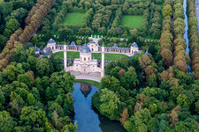 Vue aérienne de Mosquée ou temple maure et harem dans le jardin du palais avec étang à Schwetzingen dans le département Bade-Wurtemberg, Allemagne