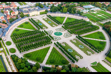 Vue aérienne de Parc du château du château Schwetzingen Mittelbau et fontaine d'Arion à Schwetzingen dans le département Bade-Wurtemberg, Allemagne