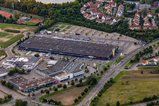 Vue aérienne de Real-Markt désormais un centre d'enregistrement à Brühl dans le département Bade-Wurtemberg, Allemagne