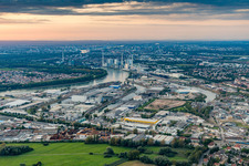 Enregistrement par drone de Port du Rhin à le quartier Rheinau in Mannheim dans le département Bade-Wurtemberg, Allemagne