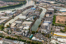 Photographie aérienne de Quais et postes d'amarrage des navires dans le bassin portuaire du port intérieur de Rheinauhafen sur le Rhin à le quartier Rheinau in Mannheim dans le département Bade-Wurtemberg, Allemagne