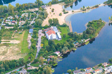 Vue aérienne de Zone de loisirs locale Blaue Adria avec camping, plage et hôtel Darstein à Adriaweher à Altrip dans le département Rhénanie-Palatinat, Allemagne