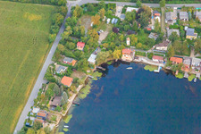 Vue aérienne de Zone de loisirs Blue Adriatic avec sentier central à l'étang des cygnes à Altrip dans le département Rhénanie-Palatinat, Allemagne