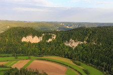 Vue aérienne de Vallée du Danube vue du nord à Mühlheim an der Donau dans le département Bade-Wurtemberg, Allemagne