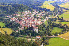 Vue aérienne de Château de Mühlheim (château arrière) et église Sainte-Marie-Madeleine à Mühlheim an der Donau dans le département Bade-Wurtemberg, Allemagne
