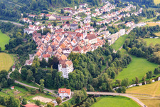 Vue aérienne de Château de Mühlheim (château arrière) et église Sainte-Marie-Madeleine à Mühlheim an der Donau dans le département Bade-Wurtemberg, Allemagne