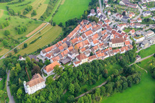 Vue aérienne de Le château de Mühlheim (château arrière) et le château avant de Mühlheim ainsi que l'église Sainte-Marie-Madeleine à Mühlheim an der Donau dans le département Bade-Wurtemberg, Allemagne