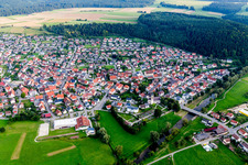 Vue aérienne de Vue des rues et des maisons dans les quartiers résidentiels à le quartier Nendingen in Tuttlingen dans le département Bade-Wurtemberg, Allemagne