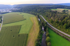 Vue aérienne de Vallée du Danube sur la B311 à Immendingen dans le département Bade-Wurtemberg, Allemagne