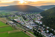 Vue aérienne de Vue de la ville le soir depuis l'est avec Knoblauch GmbH à le quartier Zimmern in Immendingen dans le département Bade-Wurtemberg, Allemagne