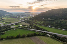 Vue aérienne de Sortie d'autoroute de l'A81 sur la B31 avant le Geisinger Steige à le quartier Hausen in Geisingen dans le département Bade-Wurtemberg, Allemagne