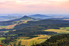 Vue aérienne de Vue des volcans Hegau depuis le nord-est à le quartier Stetten in Engen dans le département Bade-Wurtemberg, Allemagne