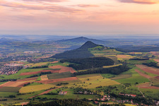 Vue aérienne de Vue des volcans Hegau depuis le nord-est à le quartier Stetten in Engen dans le département Bade-Wurtemberg, Allemagne