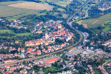 Vue aérienne de Vieille ville avec l'Assomption de Marie au-delà de la voie ferrée à Engen dans le département Bade-Wurtemberg, Allemagne
