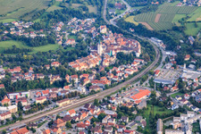 Vue aérienne de Vieille ville avec l'Assomption de Marie au-delà de la voie ferrée à Engen dans le département Bade-Wurtemberg, Allemagne