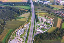 Aire de repos d'autoroute à toit solaire à Hegau - OST sur l'A81 à Engen dans le département Bade-Wurtemberg, Allemagne d'en haut