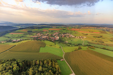 Vue aérienne de Vue du village depuis l'est à Mühlingen dans le département Bade-Wurtemberg, Allemagne