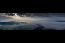 Vue aérienne de Panorama avec brouillard au sol au lever du soleil sur le lac de Constance à le quartier Stahringen in Radolfzell am Bodensee dans le département Bade-Wurtemberg, Allemagne