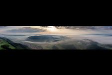 Vue aérienne de Vue panoramique au bord des champs devant le lac de Constance enveloppé dans le brouillard matinal à le quartier Stahringen in Radolfzell am Bodensee dans le département Bade-Wurtemberg, Allemagne