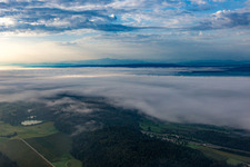 Vue aérienne de Brouillard sur l'aire de repos de Brandbühl sur la B33 en direction du lac de Constance à le quartier Güttingen in Radolfzell am Bodensee dans le département Bade-Wurtemberg, Allemagne