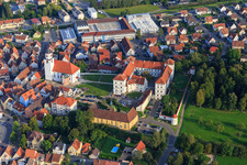 Vue aérienne de Bizerba SE & Co. KG, Château Meßkirch et Église Saint-Martin à Meßkirch dans le département Bade-Wurtemberg, Allemagne