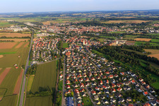 Vue aérienne de Vue de la ville depuis l'ouest à le quartier Ennetach in Mengen dans le département Bade-Wurtemberg, Allemagne