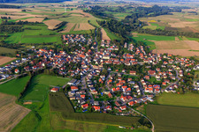 Vue aérienne de Vue du village depuis le sud-ouest à le quartier Blochingen in Mengen dans le département Bade-Wurtemberg, Allemagne