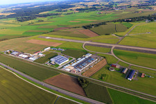 Vue aérienne de Aérodrome de Mengen-Hohentengen sur la B32 à le quartier Beizkofen in Hohentengen dans le département Bade-Wurtemberg, Allemagne