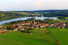 Photographie aérienne de Vue du village sur Illmensee depuis le nord-est avec l'église catholique de l'Assomption à Illmensee dans le département Bade-Wurtemberg, Allemagne