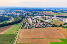 Vue aérienne de Quartier résidentiel de Sonnenrain à côté de SPIE ESCAD Automation GmbH à le quartier Wattenreute in Pfullendorf dans le département Bade-Wurtemberg, Allemagne