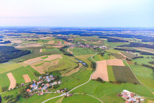 Vue aérienne de Quartier de Volkertsweiler dans la vallée de Krumbach jusqu'à Boll à le quartier Holzach in Neuhausen ob Eck dans le département Bade-Wurtemberg, Allemagne