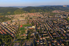 Vue aérienne de Vue de la ville au bord de l'Odenwald depuis l'ouest avec le terrain de sport de la communauté sportive Hemsbach 1912 eV à Hemsbach dans le département Bade-Wurtemberg, Allemagne