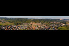 Panorama urbain en bordure de la forêt d'Odenwald, vu de l'ouest à Hemsbach dans le département Bade-Wurtemberg, Allemagne