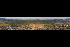 Vue aérienne de Panorama de la ville au bord de l'Odenwald depuis l'ouest à Hemsbach dans le département Bade-Wurtemberg, Allemagne