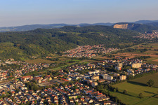 Vue aérienne de Vue de la ville au bord de l'Odenwald depuis l'ouest à Hemsbach dans le département Bade-Wurtemberg, Allemagne