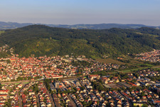 Vue aérienne de Vue de la ville au bord de l'Odenwald depuis l'ouest à Hemsbach dans le département Bade-Wurtemberg, Allemagne
