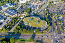Vue aérienne de Bâtiment de concession automobile en forme de huit avec toit vert de la société Autohaus Ebert GmbH & Co. KG à Weinheim dans le département Bade-Wurtemberg, Allemagne