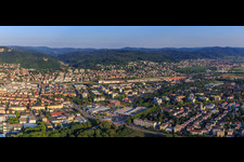 Vue aérienne de Vue des rues et des maisons dans les quartiers résidentiels à Weinheim dans le département Bade-Wurtemberg, Allemagne