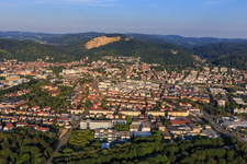 Vue aérienne de Vue de la ville au bord de l'Odenwald depuis l'ouest avec la Wormser Straße et l'école Hans-Freudenberg à Weinheim dans le département Bade-Wurtemberg, Allemagne