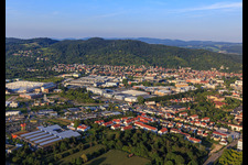 Vue aérienne de Vue de la ville au bord de l'Odenwald depuis le sud-ouest avec Freudenberg Sealing Technologies à Weinheim dans le département Bade-Wurtemberg, Allemagne