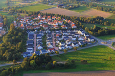 Vue aérienne de Rues aux toits rouges ou noirs entre Odenwaldallee et Friedensstr à Lorsch dans le département Hesse, Allemagne