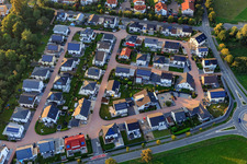 Vue aérienne de Ng aux toits noirs entre Heppenheimer Straße et Friedensstr à Lorsch dans le département Hesse, Allemagne
